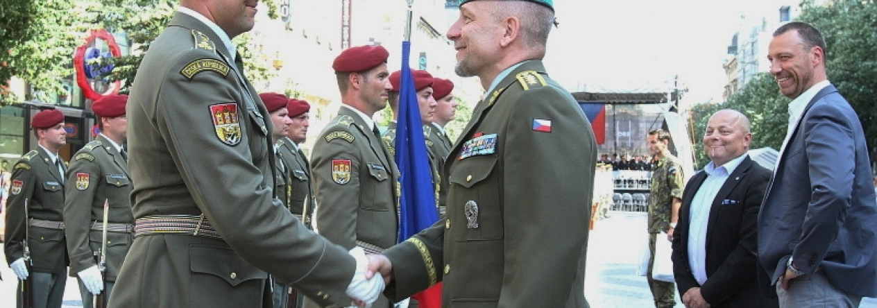 Během slavnostního zakončení mezinárodní přehlídky čestných stráží poblahopřál ke skvělému výkonu vojákům i generálporučík Jiří Baloun.