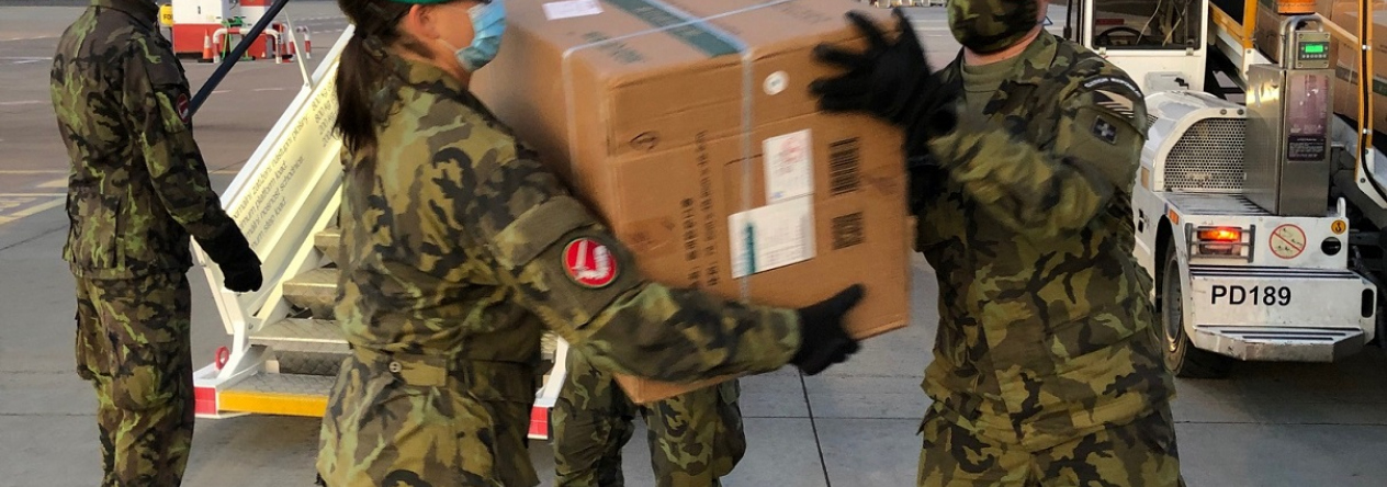 Jedna bedna za druhou, příslušníci Posádkového veliteství Praha vyložili téměř 11 tun zdravotnických pomůcek