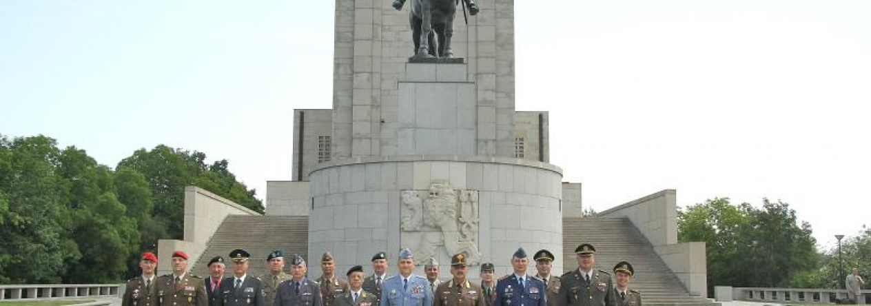 Účastníci konference velitelů posádek během prohlídky Národního památníku Vítkov.