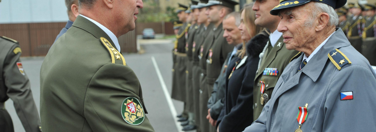 Dne 7. listopadu 2017 pan generál převzal  pamětní odznak PV Praha zlatý v areálu posádkových kasáren