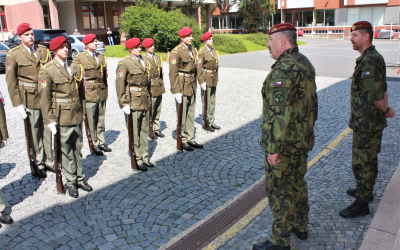 Armádní generál Aleš Opata během svého rozhovoru s vojáky Čestné stráže AČR.