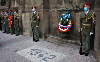 Vojáci Čestné stráže AČR při pietním aktu v Resslově ulici