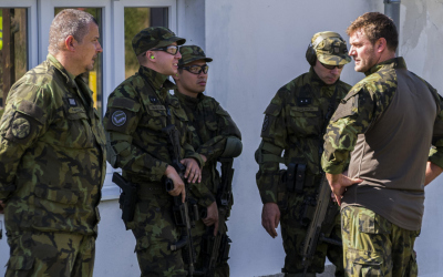 Vrchní praporčík Armády Peter Smik během rozhovoru s čestňáky.