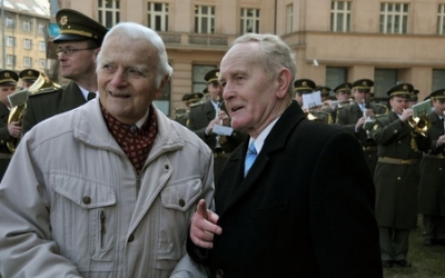 Bývalí šéfdirigenti vojenských hudeb podplukovník Jindřich Brejþek a plukovník Karel Bělohoubek před budovou Generálního štábu v dubnu 2013 (autor - Michal Voska)