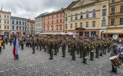 Nástup všech vojenských hudeb na Horním náměstí, Ústřední hudba AČR v popředí