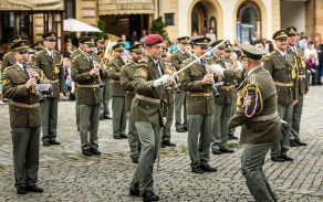Exhibiční jednotka Čestné stráže během společného vystoupení s Vojenskou hudbou Olomouc.
