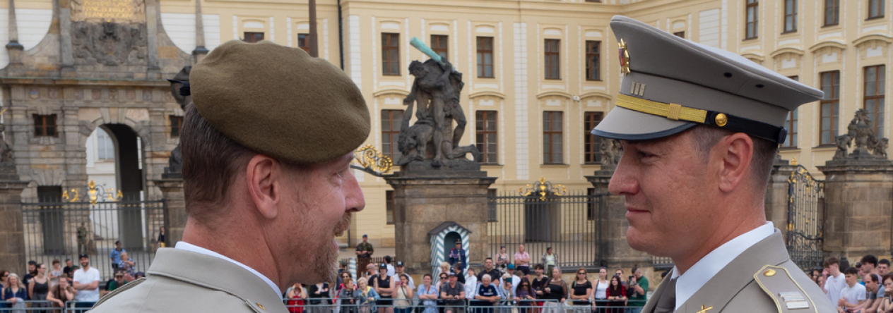 velitel Posádkového velitelství Praha s prap. Otakarem Málkem 