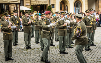 Exhibiční jednotka Čestné stráže během společného vystoupení s Vojenskou hudbou Olomouc.