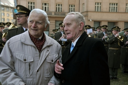 Bývalí šéfdirigenti vojenských hudeb podplukovník Jindřich Brejþek a plukovník Karel Bělohoubek před budovou Generálního štábu v dubnu 2013 (autor - Michal Voska)