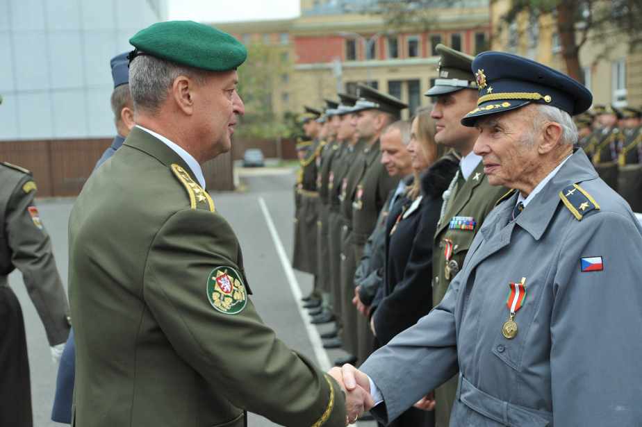 Dne 7. listopadu 2017 pan generál převzal  pamětní odznak PV Praha zlatý v areálu posádkových kasáren
