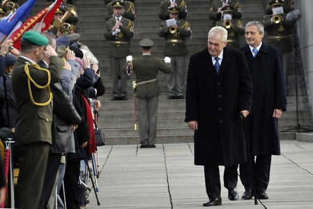 Prezident republiky Miloš Zeman přichází na tribunu v doprovodu ministra obrany Martina Stropnického